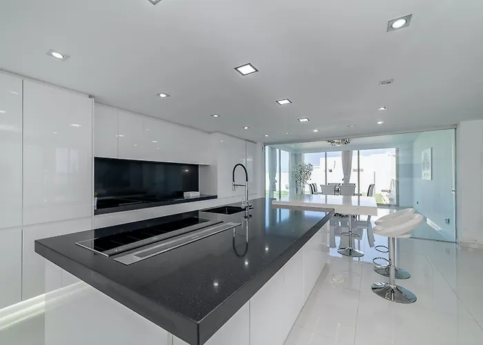 Monarca Коста-Тегисе